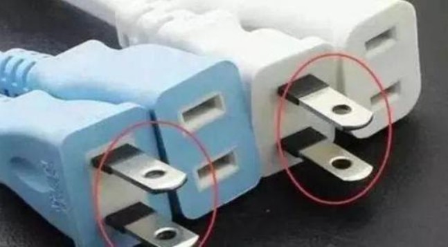Hai lỗ trên phích cắm điện dẹt dùng để làm gì?