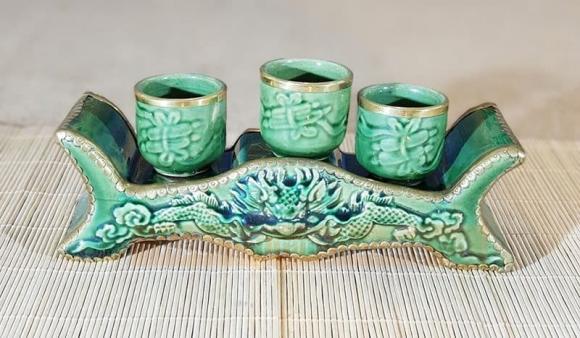 Vì sao khi thắp hương lại cần dâng nước, thay nước?