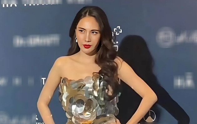 Cứ làm khách mời show thời trang là ca sĩ Thủy Tiên lại đụng chuyện thị phi