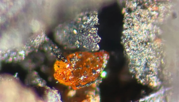 Đá quý độc nhất vô nhị từ "thế giới tương phản" lộ ra ở Nam Cực