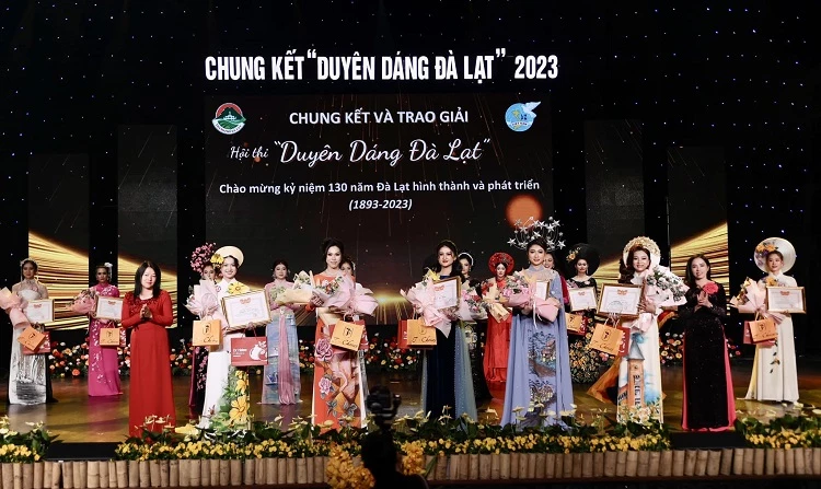 Phụ nữ phố hoa với trang phục áo dài trong đêm chung kết "Duyên dáng Đà Lạt" 2023.