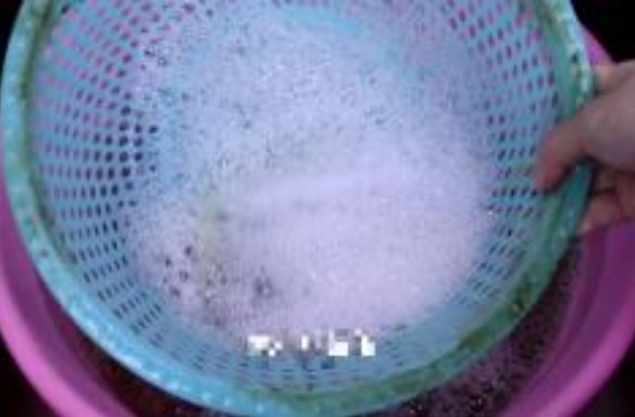 Rổ rau rất dễ bẩn và khó rửa, bà dạy tôi một mẹo, ngâm vào đó 5 phút là trông như mới