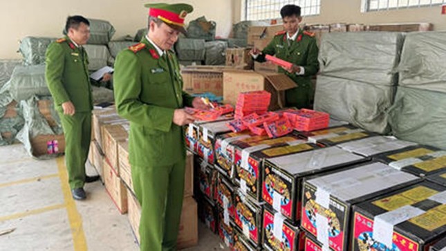 Bóc gỡ đường dây mua bán pháo nổ số lượng cực lớn