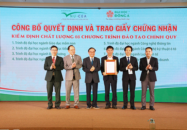 8 chương trình đào tạo của trường Đại học Đông Á được cấp chứng nhận kiểm định chất lượng