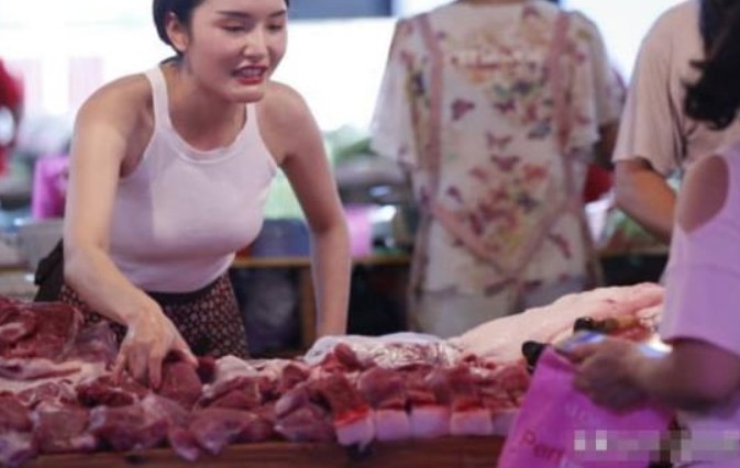 Tại sao người bán thịt lại lau thịt lợn bằng vải? Nhiều người không biết