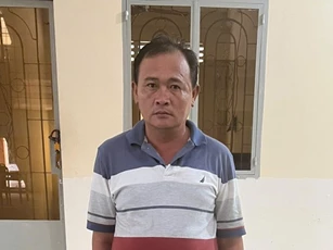 Đang làm vườn, người phụ nữ bị kẻ lạ mặt khống chế cướp vàng