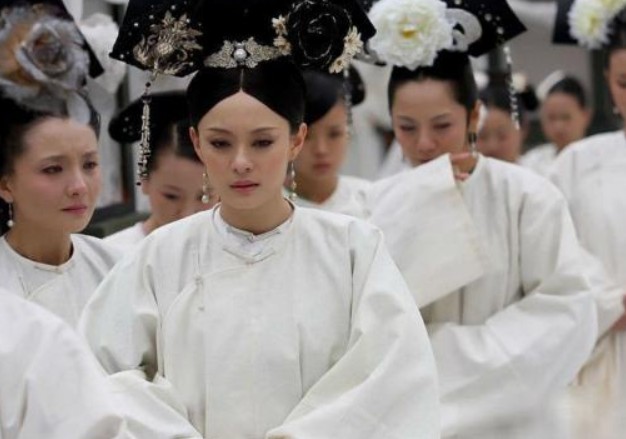 Sau khi Hoàng đế băng hà, tân Hoàng lên ngôi sẽ đối phó với ba ngàn 'bà mẹ nhỏ' trong hậu cung như thế nào? Có phương pháp không chấp nhận được