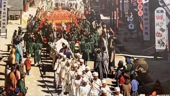 Các hoàng đế thời xưa dùng người sống chôn xuống mộ cùng, những người này có thể sống được bao lâu trong mộ? Câu trả lời thật bất ngờ