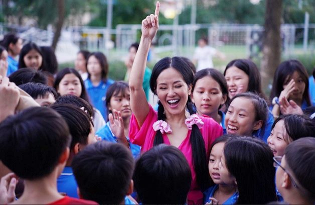 Ca sỹ Hồng Nhung kết nối yêu thương tại trường Hy Vọng