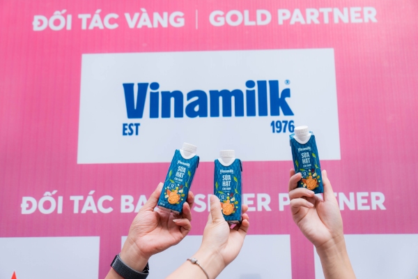 Vinamilk tài trợ 132 kg đạm cho 11.000 vận động viên chạy VnExpress Marathon Hà Nội