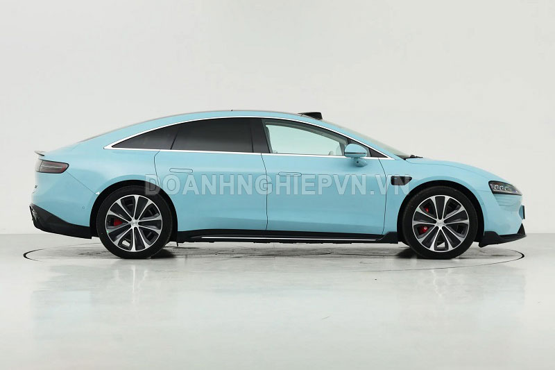 Sedan dài hơn 4,9 mét, công suất 496 mã lực, nội thất sang chảnh, giá hơn 750 triệu đồng