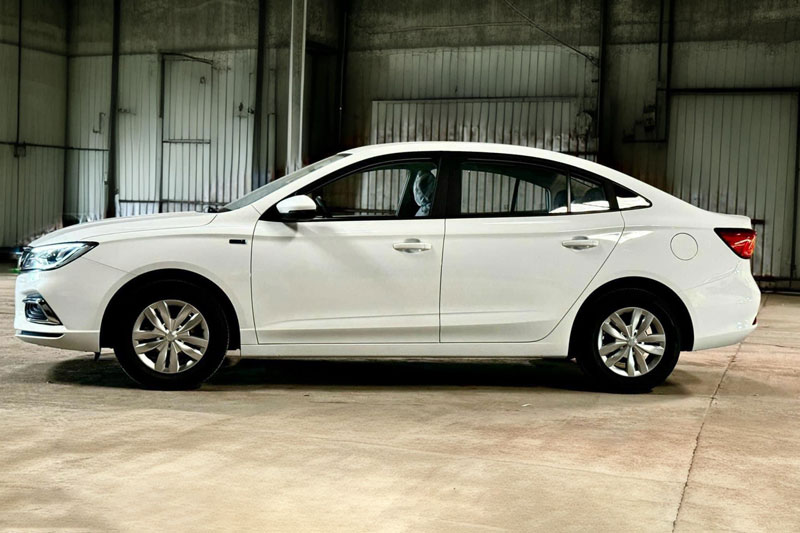 Xe sedan h&#x1EA1;ng C r&#x1EBB; nh&#x1EA5;t Vi&#x1EC7;t Nam gi&#x1EA3;m gi&#xE1; xu&#x1ED1;ng m&#x1EE9;c ngang Kia Morning