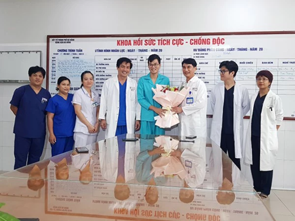 Lãnh đạo BV Đà Nẵng và khoa HSSTCCĐ tặng hoa chúc mừng bệnh nhân Lê H.D.