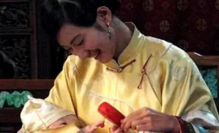 Làm vú nuôi thời xưa khó biết bao, ngoài việc cho con ăn, cô còn phải làm một việc khiến chủ nhân xấu hổ