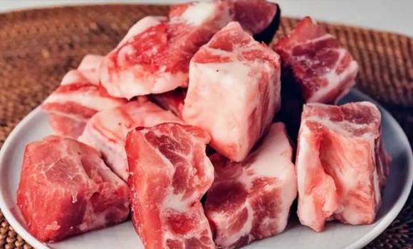 Người thông minh mua xương lợn đặc biệt sẽ chọn hai phần này, nhiều thịt ít xương, giá lại thấp hơn sườn hảo hạng
