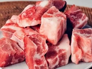 Người thông minh mua xương lợn đặc biệt sẽ chọn hai phần này, nhiều thịt ít xương, giá lại thấp hơn sườn hảo hạng
