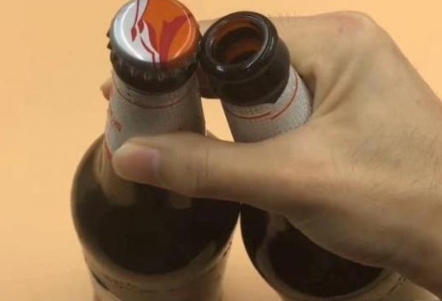 Tôi mới nhận ra rằng có một 'cơ chế nhỏ' trong nắp chai bia và một đứa trẻ có thể mở nó trong giây lát mà không cần dụng cụ mở nắp chai