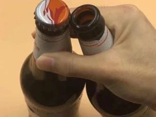 Tôi mới nhận ra rằng có một 'cơ chế nhỏ' trong nắp chai bia và một đứa trẻ có thể mở nó trong giây lát mà không cần dụng cụ mở nắp chai
