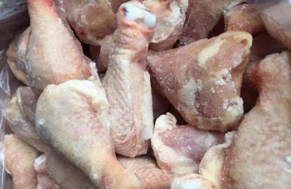 'Chân gà đông lạnh' trong siêu thị có nguồn gốc từ đâu? Tại sao lại rẻ đến thế và không bao giờ hết hàng? Bạn sẽ hiểu sau khi đọc nó
