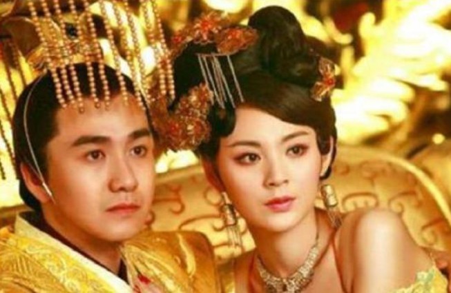 Hán Linh Đế dâm đãng cỡ nào? Nửa tháng ngủ với 100 cung nữ, cho thị nữ mặc quần 'thủng đáy' để tiện 'sủng hạnh'