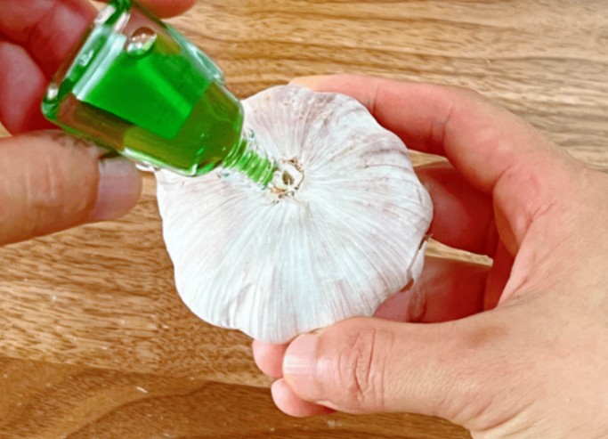 Tinh chất dầu gió nhỏ lên củ tỏi, không ngờ lại có công dụng như vậy, giải quyết được bao nhiêu rắc rối trong mỗi gia đình