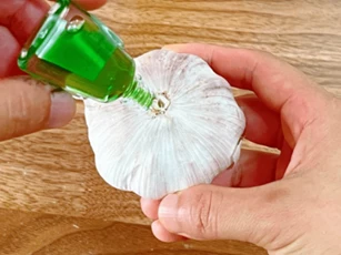 Tinh chất dầu gió nhỏ lên củ tỏi, không ngờ lại có công dụng như vậy, giải quyết được bao nhiêu rắc rối trong mỗi gia đình