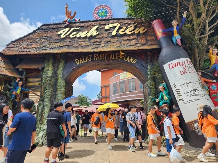 Khu du lịch Dalat Fairytale Land của Công ty TNHH Vĩnh Tiến cũng sẽ giảm 100% giá vé tham quan cho du khách trong ngày khai mạc Festival Hoa Đà Lạt.