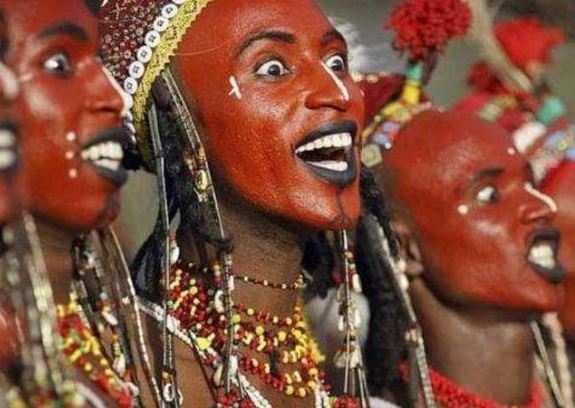 Bộ lạc 'người đà điểu' ở châu Phi được sinh ra chỉ với hai ngón chân, các chuyên gia sau đó đã làm sáng tỏ bí ẩn