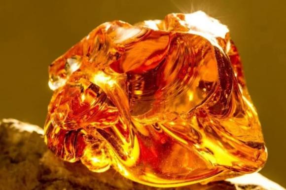 Bà lão nhặt được hòn đá lạ giá 27 tỷ đồng mà không biết, suốt nhiều năm chỉ dùng chặn cửa