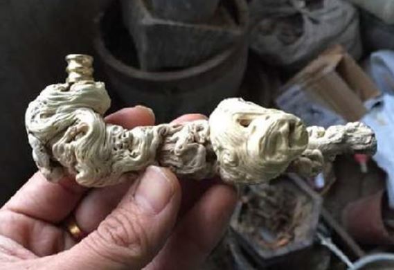 Người đàn ông nhặt được khúc gỗ xấu xí, định bỏ đi nhưng khi nghe chuyên gia thẩm định thì vô cùng choáng