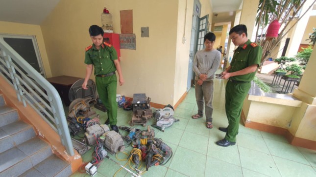 C&#x1EA3;i trang l&#xE0;m lao c&#xF4;ng qu&#xE9;t r&#xE1;c &#x111;&#x1EC3; tr&#x1ED9;m c&#x1EAF;p