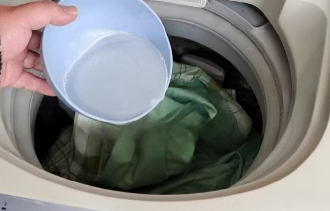 Tôi mới phát hiện ra rằng khi giặt ga giường, đổ một bát nước vào, ga dù bẩn hay cũ đến đâu thì giặt xong lại sạch như mới
