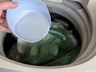 Tôi mới phát hiện ra rằng khi giặt ga giường, đổ một bát nước vào, ga dù bẩn hay cũ đến đâu thì giặt xong lại sạch như mới