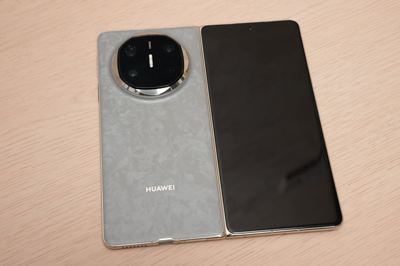 Smartphone màn hình gập, cấu hình ‘khủng’, pin 5.200 mAh, chống nước, giá 42,6 triệu đồng