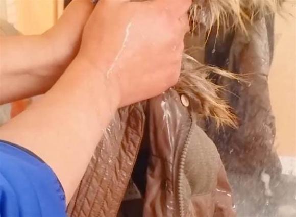 Làm sạch áo khoác lông vũ siêu dễ chỉ trong vài phút, không cần giặt khô hay giặt máy