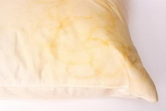 Cách làm sạch ruột gối bị ố vàng, bẩn đến mấy cũng trắng tinh tươm như vừa mới mua