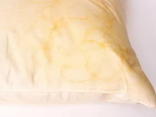 Cách làm sạch ruột gối bị ố vàng, bẩn đến mấy cũng trắng tinh tươm như vừa mới mua