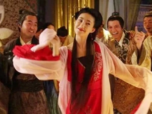 Vào thời cổ đại, không có sự giám sát, vì sao gái bán hoa 'thanh lâu' không dám bỏ trốn mà phải dùng tiền chuộc thân?