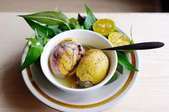 Tại sao lại phải ăn trứng vịt lộn với rau răm mà không phải rau khác? Tác dụng của rau răm là gì?