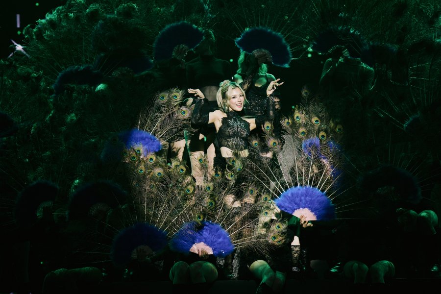 Hoàng Yến Chibi khoe trình vũ đạo đỉnh cao, hóa chim công cực quyến rũ trên sân khấu Chị Đẹp