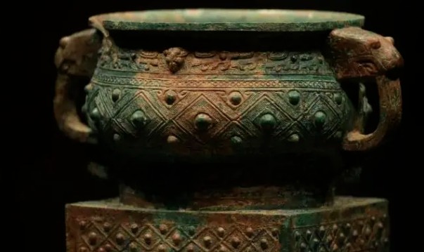 Bị rắn cắn, lão nông vác cuốc trả thù, chẳng ngờ đào được kho báu tầm cỡ quốc gia: Cảnh sát ập đến!