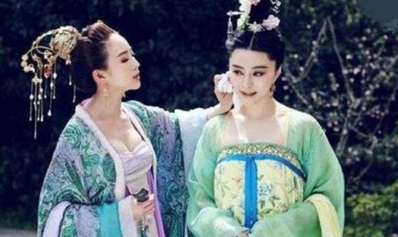 Bạn sẽ bất ngờ trước cách phụ nữ thời cổ đại đối phó với việc không có nhà vệ sinh nữ khi đi ra đường phố