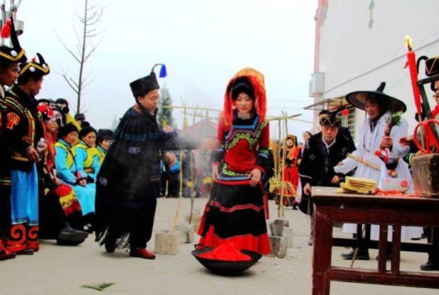 Đính hôn từ bé: Hủ tục ép duyên lạc hậu tước đoạt hạnh phúc của những "đứa con ngoan" ở nông thôn Trung Quốc