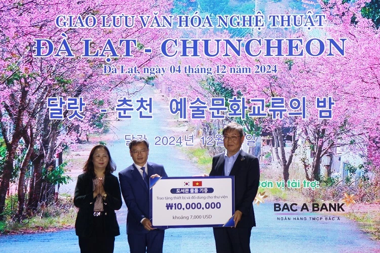 TP Chuncheon tặng quà cho các trường tiểu học Đà Lạt.