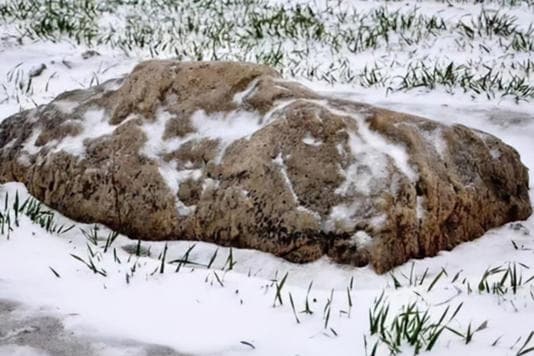 Có một gò đất hàng nghìn năm không tích tụ tuyết, khi các chuyên gia đào lên, họ khiến cả làng bàng hoàng