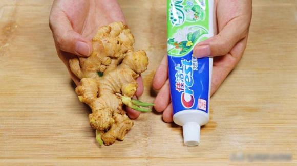 Hôm nay tôi mới biết rằng việc bóp kem đánh răng lên gừng có tác dụng thần kỳ đến mức có tiền cũng khó mua được
