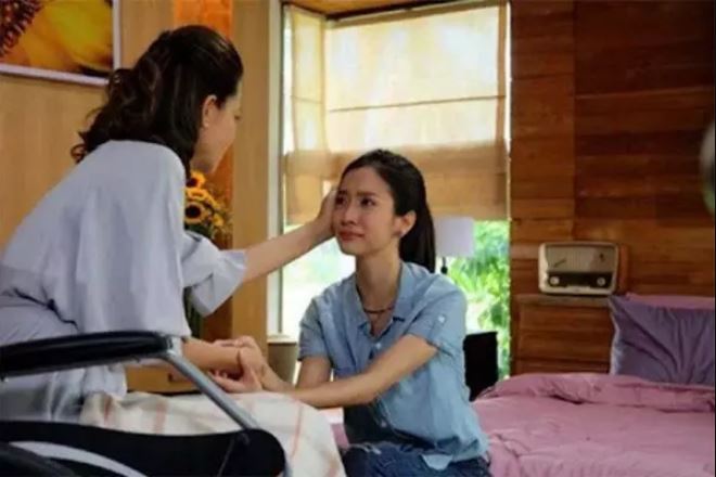 Đến thăm mẹ chồng cũ, tôi lặng người trước cảnh tượng bàn ăn bày sẵn ba bộ bát đũa mà chỉ có mình bà ngồi đó