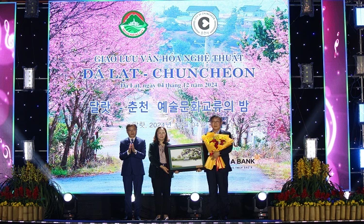 Lãnh đạo Thành uỷ, UBNd TP Đà Lạt tặng quà đại diện TP Chuncheon.