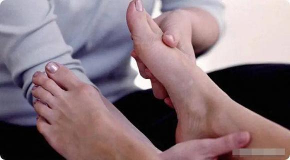 Bàn chân 'ngàn vàng' là dấu hiệu vinh hoa phú quý, bạn có thuộc kiểu này không?