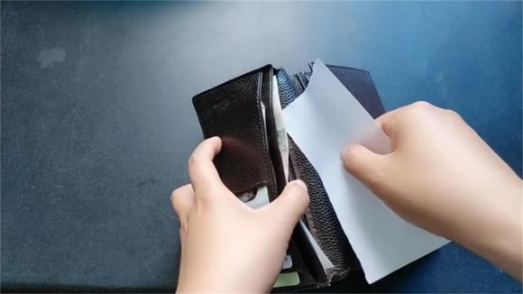 Chỉ những người thông minh mới biết việc bỏ một tờ giấy vào ví sẽ hữu ích hơn tiền vào những thời điểm quan trọng